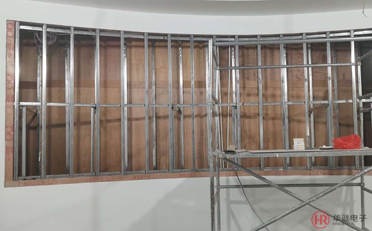 嵌入式LED顯示屏安裝完鋼結構